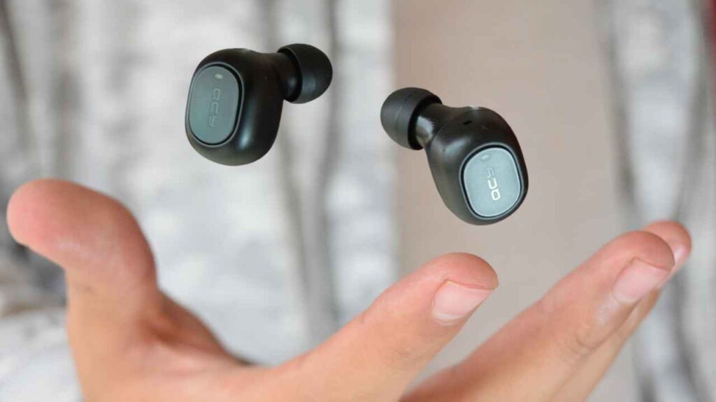 black colored earbuds