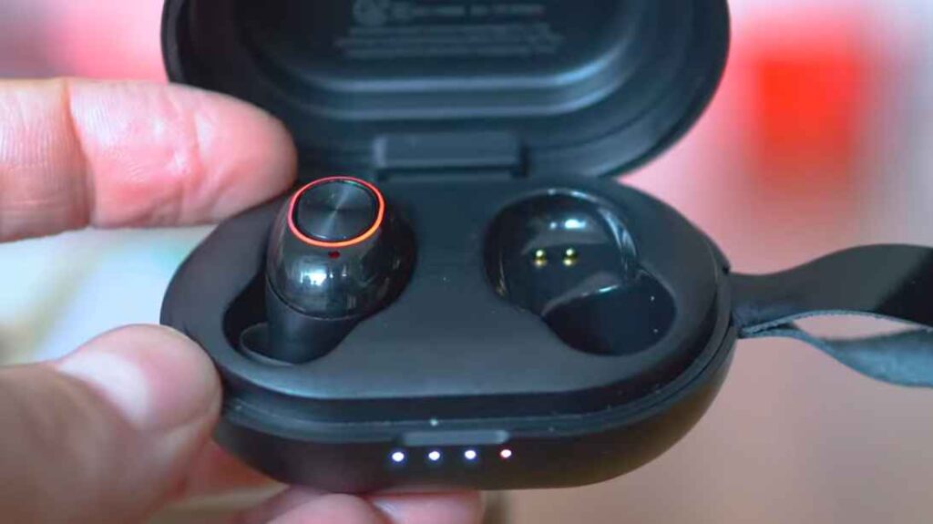 clean the metal contacts of earbuds and case